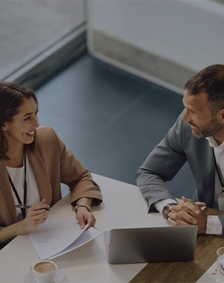 Software de gestión documental con inteligencia artificial para abogados mostrando funcionalidades de búsqueda, análisis y redacción