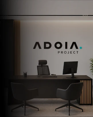 Oficina moderna de ADOIA Project con equipo profesional en entorno corporativo